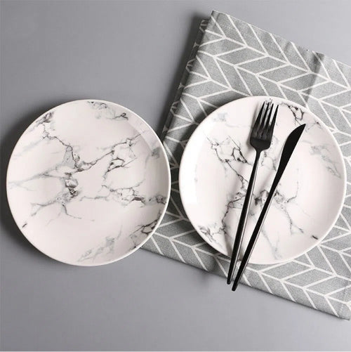 Assiette de table en céramique motif marbre