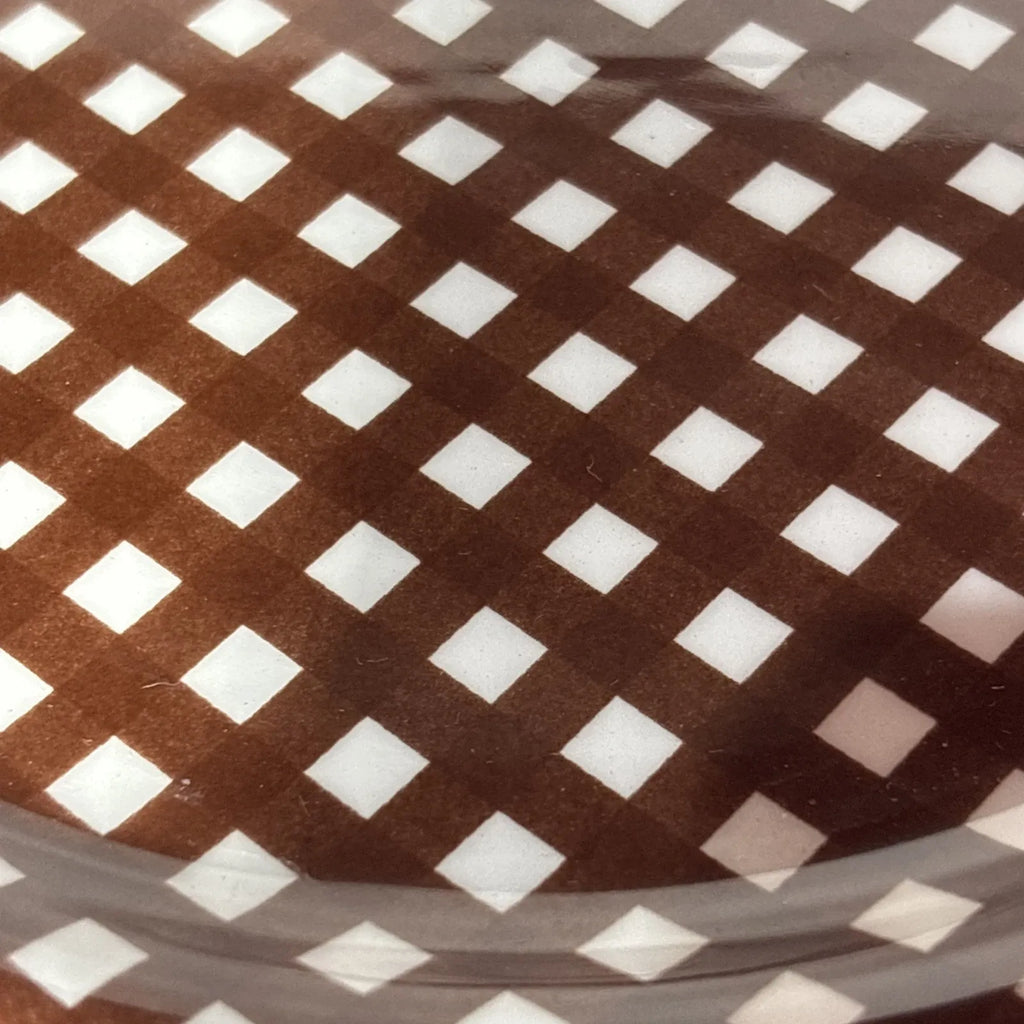 Assiette en céramique à carreaux bruns et blancs