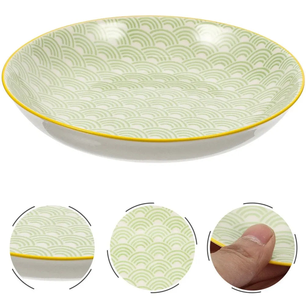 Assiette en céramique vert clair ondulée