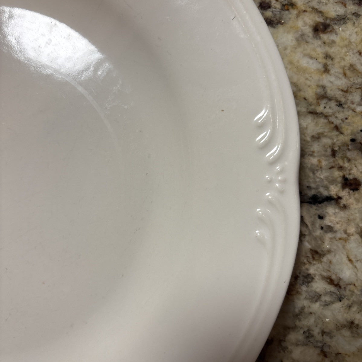 Assiette plate en céramique gaufrée